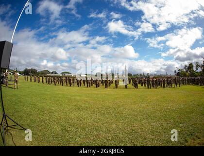 Les soldats affectés à la 25e division d'infanterie et à l'armée américaine Hawaii ont terminé une marche de 12 km dans le cadre des certifications 2021 Expert Infantryman badge et Expert Soldier badge sur la caserne Schofield, Hawaii, le 30 avril 2021. Au début de la semaine avec 1,043 candidats au total, 142 fantassins ont gagné la BEI, 64 vrais bleus, et 69 soldats ont gagné l'ESB, 31 à la pointe parfaite. Banque D'Images