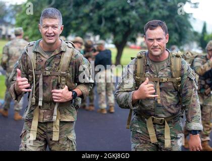 Les soldats affectés à la 25e division d'infanterie et à l'armée américaine Hawaii ont terminé une marche de 12 km dans le cadre des certifications 2021 Expert Infantryman badge et Expert Soldier badge sur la caserne Schofield, Hawaii, le 30 avril 2021. Au début de la semaine avec 1,043 candidats au total, 142 fantassins ont gagné la BEI, 64 vrais bleus, et 69 soldats ont gagné l'ESB, 31 à la pointe parfaite. Banque D'Images