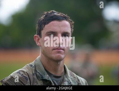 Les soldats affectés à la 25e division d'infanterie et à l'armée américaine Hawaii ont terminé une marche de 12 km dans le cadre des certifications 2021 Expert Infantryman badge et Expert Soldier badge sur la caserne Schofield, Hawaii, le 30 avril 2021. Au début de la semaine avec 1,043 candidats au total, 142 fantassins ont gagné la BEI, 64 vrais bleus, et 69 soldats ont gagné l'ESB, 31 à la pointe parfaite. Banque D'Images