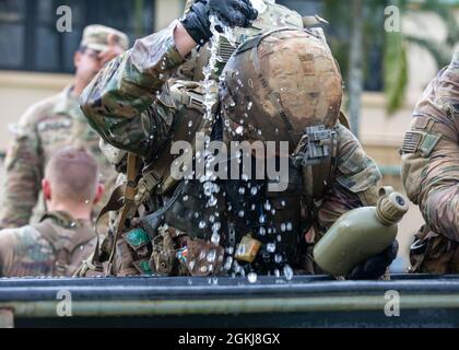 Les soldats affectés à la 25e division d'infanterie et à l'armée américaine Hawaii ont terminé une marche de 12 km dans le cadre des certifications 2021 Expert Infantryman badge et Expert Soldier badge sur la caserne Schofield, Hawaii, le 30 avril 2021. Au début de la semaine avec 1,043 candidats au total, 142 fantassins ont gagné la BEI, 64 vrais bleus, et 69 soldats ont gagné l'ESB, 31 à la pointe parfaite. Banque D'Images