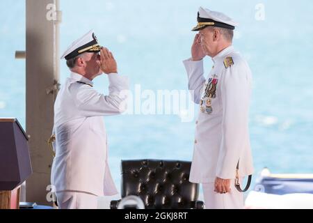 ADM. John Aquilino, à gauche, soulage ADM. Philip Davidson, à droite, en tant que commandant du commandement américain Indo-Pacific Banque D'Images