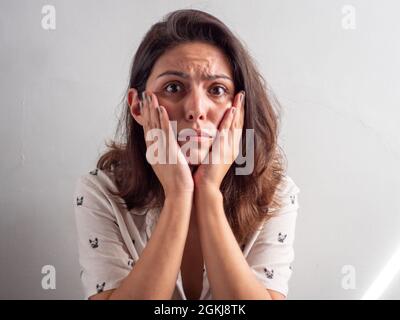 Jeune belle Brown cheveux femme péruvienne semble terrifiée et déprimée Banque D'Images