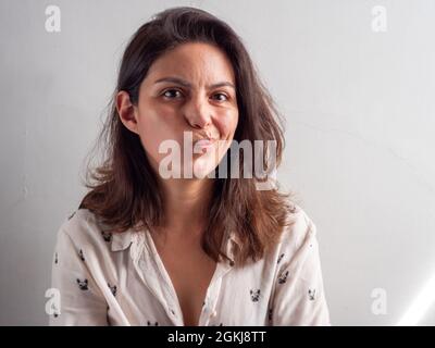 Jeune beauté Brown cheveux péruvienne la femme semble incertaine au sujet d'une décision Banque D'Images