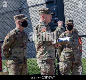 Le colonel Clayton Kuetemeyer de Chatham, Illinois, commandant de la Force opérationnelle Illini, s'adresse aux soldats et à leurs familles lors de la cérémonie d'arrivée à l'aéroport Willard de Savoy, Illinois. Environ 165 soldats de la Garde nationale de l’Illinois sont retournés en Illinois le 30 avril après un déploiement de 11 mois en Ukraine où l’unité a formé la « Task Force Illini » comme élément de commandement du joint multinational Training Group-Ukraine, Qui est responsable de la formation, des conseils et du mentorat du cadre ukrainien au Centre de formation au combat de Yavoriv, en Ukraine, afin d’améliorer la capacité de formation et les capacités de défense de l’Ukraine. Banque D'Images