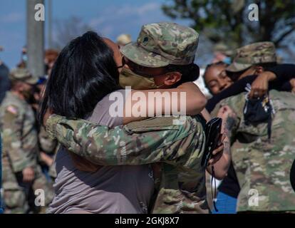 Les soldats de la 33e équipe de combat de la Brigade d'infanterie, basée à Urbana, Illinois, sont réunis avec leurs familles à la suite d'un déploiement réussi en Ukraine. Environ 165 soldats de la Garde nationale de l’Illinois sont retournés en Illinois le 30 avril après un déploiement de 11 mois en Ukraine où l’unité a formé la « Task Force Illini » comme élément de commandement du joint multinational Training Group-Ukraine, Qui est responsable de la formation, des conseils et du mentorat du cadre ukrainien au Centre de formation au combat de Yavoriv, en Ukraine, afin d’améliorer la capacité de formation et les capacités de défense de l’Ukraine. Siège social Banque D'Images