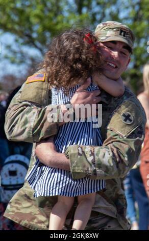 Les soldats de la 33e équipe de combat de la Brigade d'infanterie, basée à Urbana, Illinois, sont réunis avec leurs familles à la suite d'un déploiement réussi en Ukraine. Environ 165 soldats de la Garde nationale de l’Illinois sont retournés en Illinois le 30 avril après un déploiement de 11 mois en Ukraine où l’unité a formé la « Task Force Illini » comme élément de commandement du joint multinational Training Group-Ukraine, Qui est responsable de la formation, des conseils et du mentorat du cadre ukrainien au Centre de formation au combat de Yavoriv, en Ukraine, afin d’améliorer la capacité de formation et les capacités de défense de l’Ukraine. Siège social Banque D'Images