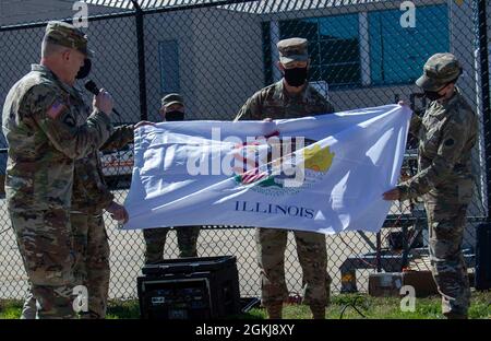 Le colonel Clayton Kuetemeyer, de Chatham, Illinois, et le commandant de la Force opérationnelle Illini, Présente le général de division Rich Neely, l'Adjutant général de l'Illinois et commandant de la Garde nationale de l'Illinois, avec le drapeau de l'État de l'Illinois qui a flotté pendant le déploiement de la Force opérationnelle Illini en Ukraine. Environ 165 soldats de la Garde nationale de l’Illinois sont retournés en Illinois le 30 avril après un déploiement de 11 mois en Ukraine où l’unité a formé la « Task Force Illini » comme élément de commandement du joint multinational Training Group-Ukraine, qui est responsable de l’entraînement, du conseil et du mentorat du cadre ukrainien au combat Training CEN Banque D'Images