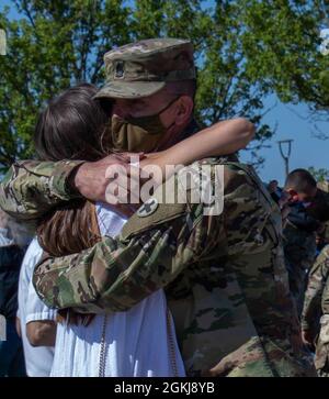 Les soldats de la 33e équipe de combat de la Brigade d'infanterie, basée à Urbana, Illinois, sont réunis avec leurs familles à la suite d'un déploiement réussi en Ukraine. Environ 165 soldats de la Garde nationale de l’Illinois sont retournés en Illinois le 30 avril après un déploiement de 11 mois en Ukraine où l’unité a formé la « Task Force Illini » comme élément de commandement du joint multinational Training Group-Ukraine, Qui est responsable de la formation, des conseils et du mentorat du cadre ukrainien au Centre de formation au combat de Yavoriv, en Ukraine, afin d’améliorer la capacité de formation et les capacités de défense de l’Ukraine. Siège social Banque D'Images