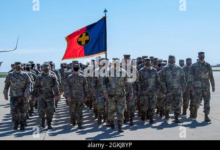 Environ 165 soldats de la Garde nationale de l’Illinois sont retournés en Illinois le 30 avril après un déploiement de 11 mois en Ukraine où l’unité a formé la « Task Force Illini » comme élément de commandement du joint multinational Training Group-Ukraine, Qui est responsable de la formation, des conseils et du mentorat du cadre ukrainien au Centre de formation au combat de Yavoriv, en Ukraine, afin d’améliorer la capacité de formation et les capacités de défense de l’Ukraine. Le siège social de la Compagnie de combat de la 33e Brigade d'infanterie s'est envolé dans l'aéroport Willard de Savoy, Illinois, où ils ont été accueillis par la famille. Banque D'Images