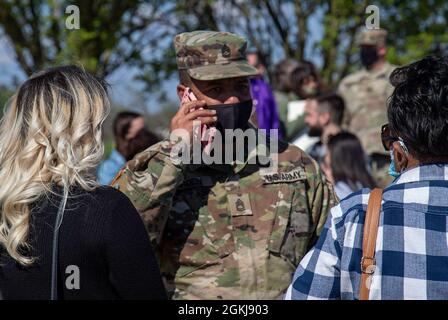 Les soldats de la 33e équipe de combat de la Brigade d'infanterie, basée à Urbana, Illinois, sont réunis avec leurs familles à la suite d'un déploiement réussi en Ukraine. Environ 165 soldats de la Garde nationale de l’Illinois sont retournés en Illinois le 30 avril après un déploiement de 11 mois en Ukraine où l’unité a formé la « Task Force Illini » comme élément de commandement du joint multinational Training Group-Ukraine, Qui est responsable de la formation, des conseils et du mentorat du cadre ukrainien au Centre de formation au combat de Yavoriv, en Ukraine, afin d’améliorer la capacité de formation et les capacités de défense de l’Ukraine. Siège social Banque D'Images