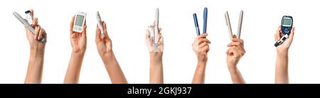 Mains de femmes avec seringues pour injection d'insuline, glucomètre et stylo lancet sur fond blanc. Concept de diabète Banque D'Images
