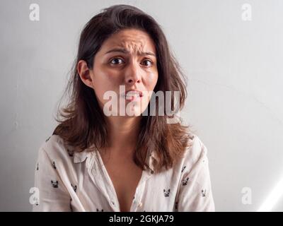 Jeune beau Brown cheveux péruvienne femme semble stressée et affraid Banque D'Images