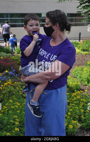 Martin Hôpital communautaire de l'Armée de terre pédiatre le Maj Jessica Aguilar célèbre le mois de l'enfant militaire avec son fils Axel. Banque D'Images