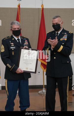 Sgt. Commandement Le Maj. Steven B. Wooldridge reçoit son certificat de retraite de Brig. Général Thomas C. Fisher à Camp Williams, Utah, 30 avril 2021. Wooldridge a servi dans l'armée pendant plus de 40 ans et a l'intention de continuer à servir dans le département de police de Salt Lake City. Banque D'Images