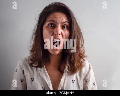 Jeune femme péruvienne coiffée Brown semble en colère Banque D'Images