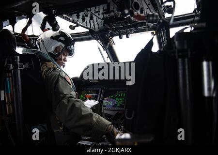 Le lieutenant Sean Henderson, affecté à l'unité de recherche et de sauvetage (SAR) de la Station aérienne navale (NAS) de Whidbey Island, vole un hélicoptère MH-60 au-dessus d'une île voisine le 30 avril 2021. L'unité SAR de l'île NAS Whidbey s'entraîne pour les urgences dans différents environnements, y compris le sauvetage en mer et en montagne, et fournit une assistance au personnel militaire et aux civils dans l'ensemble du Nord-Ouest du Pacifique. Banque D'Images