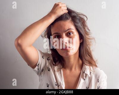 Jeune beauté Brown cheveux femme péruvienne tire ses cheveux hors de la frustration Banque D'Images