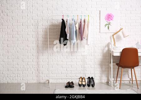 Porte-vêtements avec élégant uniforme scolaire à l'intérieur de la pièce Banque D'Images