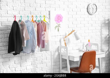 Porte-vêtements avec élégant uniforme scolaire à l'intérieur de la pièce Banque D'Images