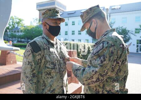 La Médaille de la performance de la Marine est épinglée à BU2 Lawrence S. Culala par Cmdr. Sterling Ingram, agent des travaux publics, Département des travaux publics, Washington, NAVFAC, Washington. Banque D'Images