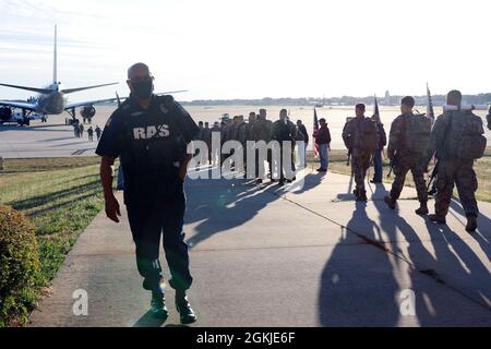 5e Escadron 73e Régiment de calvaire en route vers le point de rassemblement pour le défenseur Europe exercice Swift Response 21 avec des compagnies du 319e Régiment d'artillerie de campagne aéroporté et deux pelons du 307e Bataillon de génie aéroporté, respectivement de fort Bragg, Caroline du Nord, le 1er mai 2021. Banque D'Images