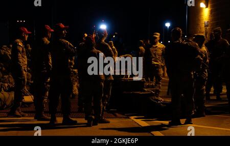 5e Escadron 73e Régiment de calvaire en route vers le point de rassemblement pour le défenseur Europe exercice Swift Response 21 avec des compagnies du 319e Régiment d'artillerie de campagne aéroporté et deux pelons du 307e Bataillon de génie aéroporté, respectivement de fort Bragg, Caroline du Nord, le 1er mai 2021. Banque D'Images