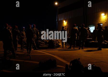 5e Escadron 73e Régiment de calvaire en route vers le point de rassemblement pour le défenseur Europe exercice Swift Response 21 avec des compagnies du 319e Régiment d'artillerie de campagne aéroporté et deux pelons du 307e Bataillon de génie aéroporté, respectivement de fort Bragg, Caroline du Nord, le 1er mai 2021. Banque D'Images