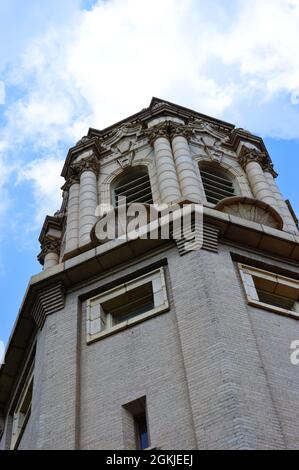 La tour de l'église méthodiste unie des Highlands à la rue commerçante populaire de cinq points au sud à Birmingham, Alabama Banque D'Images