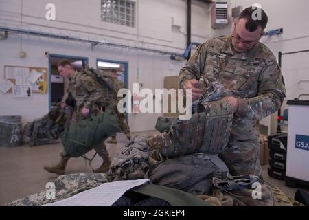 Garde nationale de l'armée de l'Idaho Pvt. Aaron long réorganise ses vêtements et son équipement pour se rendre au Centre d'entraînement au combat d'Orchard le premier jour de l'entraînement annuel. Les soldats de Charlie Company ont passé la majeure partie de la matinée à rassembler des équipements personnels et de compagnie et aux charger dans des camions pour les transporter à l'OCTC. Charlie Company de la 116e équipe de combat de la Brigade de Cavalry a commencé l'entraînement annuel le matin du 1er mai 2021 et est revenu du Centre d'entraînement au combat d'Orchard le soir du 13 mai. Les hommes et les femmes de C Company ont terminé un tr annuel réussi et stimulant Banque D'Images