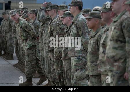 Vers 7 h 00, le samedi 1er mai, des soldats de la Compagnie Charlie, 2-116e Bataillon des armes combinées, ont formé des rangs pour commencer leur entraînement annuel de deux semaines. Sergent d'état-major de la Garde nationale de l'Armée de l'Idaho Daniel Spady exhorte les soldats à tomber et à resserrer la ligne en préparation de l'appel de roulis. Charlie Company de la 116e équipe de combat de la Brigade de Cavalry a commencé l'entraînement annuel le matin du 1er mai 2021 et est revenu du Centre d'entraînement au combat d'Orchard le soir du 13 mai. Les hommes et les femmes de C Company ont suivi une formation annuelle réussie et stimulante au sein de l'OCTC. Le u Banque D'Images