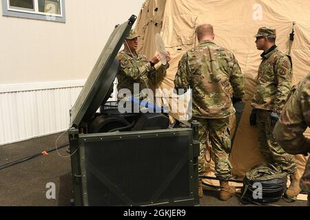 Le 242e Escadron de communications de combat mène un exercice de préparation sur le terrain le 1er avril 2021 à Camp Murray, Washington. Le 242e CCS a mis en place une variété de services de communication comme le protocole voix sur Internet, le réseau de routeur de protocole Internet sécurisé et la couverture de routeur de protocole Internet non sécurisé. Banque D'Images