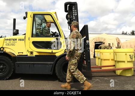 Le 242e Escadron de communications de combat mène un exercice de préparation sur le terrain le 1er avril 2021 à Camp Murray, Washington. Le 242e CCS a mis en place une variété de services de communication comme le protocole voix sur Internet, le réseau de routeur de protocole Internet sécurisé et la couverture de routeur de protocole Internet non sécurisé. Banque D'Images