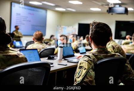 Des soldats de la Garde nationale de l’Armée des États-Unis, affectés au 19e Groupe des forces spéciales (Airborne), participent à un mémoire de mise à jour du commandant à Camp Williams, Utah, le 2 mai 2021. Les chefs des 19e Forces spéciales font un exposé au commandant en vue de l'entraînement et des opérations futurs. Banque D'Images