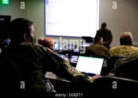 Des soldats de la Garde nationale de l’Armée des États-Unis, affectés au 19e Groupe des forces spéciales (aéroporté), participent à un mémoire de mise à jour du commandant à Camp Williams, Utah, le 2 mai 2021. Les chefs des 19e Forces spéciales font un exposé au commandant en vue de l'entraînement et des opérations futurs. Banque D'Images