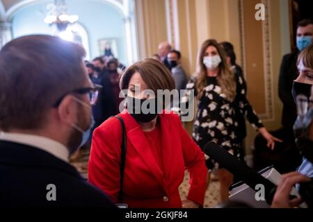 Washington, Vereinigte Staaten. 14 septembre 2021. La sénatrice des États-Unis Amy Klobuchar (démocrate du Minnesota) s'entretient avec des journalistes lorsqu'elle arrive à la tribune du Sénat au Capitole des États-Unis à Washington, DC, le mardi 14 septembre 2021. Credit: Rod Lamkey/CNP/dpa/Alay Live News Banque D'Images