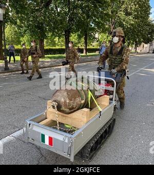 Les experts italiens de la démolition du 8e Régiment des ingénieurs aéroportés de Folgore, basé à Legnago, en Italie, ont désarmé une bombe britannique de 500 livres qui a chuté il y a 77 ans dans le centre-ville de Vicenza. En tout, plus de 3,100 résidents locaux à moins de 1,500 pieds de l'appareil ont été évacués le 2 mai. Parmi eux se trouvaient également 150 familles américaines contraintes de quitter leur foyer pour l’opération d’une journée connue par les Italiens sous le nom de « Bomba Day ». Banque D'Images