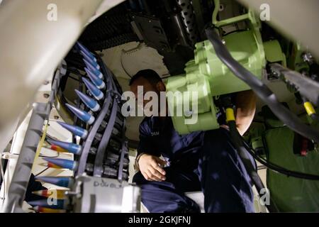 210502-N-RL695-1009 MER DES CARAÏBES - (2 mai 2021) — Gunner’s Mate 3e classe lance Finchum charge un canon de 30 mm à bord du navire de combat littoral USS Freedom-variant Sioux City (LCS 11), le 2 mai 2021. Sioux City est déployée dans la zone d’opérations de la 4e flotte des États-Unis pour appuyer la mission de la Force opérationnelle interagences conjointe Sud, qui comprend des missions de lutte contre le trafic illicite de drogues dans les Caraïbes et le Pacifique oriental. Banque D'Images