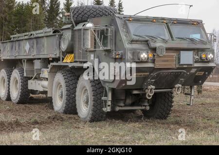 ZONE D'ENTRAÎNEMENT CENTRALE DE TPA, Estonie — Un camion tactique à mobilité élargie lourd associé à Bravo Battery, 1er Bataillon, 77e Régiment d'artillerie de campagne, 41e Brigade d'artillerie de campagne, est stationné en position pour Fire Shock, une série d'exercices de feux en appui au DÉFENSEUR-Europe 21, ici le 3 mai 2021. Cette partie de Fire Shock soutient Swift Response 21, un exercice lié de DEFENDER-Europe 21 qui implique des activités d'opérations spéciales, des assauts aériens et des exercices de tir en direct en Estonie, en Bulgarie et en Roumanie, démontrant l'interopérabilité aérienne entre les alliés de l'OTAN. Banque D'Images