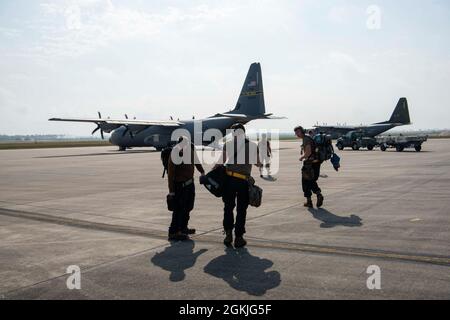 Des aviateurs du 27e Escadron de chasseurs chargés d’armes se préparent à bord d’un avion C-130 Hercules à la base aérienne de Tyndall, en Floride, le 3 mai 2021. Les C-130s de la base aérienne de Little Rock, Arkansas, ont décollé vers une base opérationnelle avant dans le CADRE du DRAPEAU AGILE 21-2. Banque D'Images