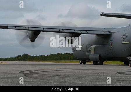 Un avion Hercules C-130 de la 19e Escadre de transport aérien, la base aérienne de Little Rock, en taxi jusqu'à la piste dans le cadre de l'expérience Agile Flag 21-2 au Naval Outliting Landing Field Choctaw (Floride), le 3 mai 2021. Dix unités de différentes bases de la Force aérienne ont participé à l'expérience AGILE FLAG 21-2 qui a établi une aile de tête, alignant des escadrons de différents endroits sous un seul commandant, améliorant leur état de préparation en tant qu'équipe avant de se déployer dans un environnement contesté. Banque D'Images