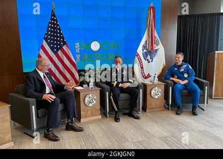 Le général à la retraite Robert B. Brown, à gauche, vice-président exécutif de l'Association of the U.S. Army, parle avec le général Daniel L. Karbler, commandant général du Commandement de la défense spatiale et antimissile de l'Armée de terre des États-Unis, Et le colonel Andrew R. « Drew » Morgan, commandant du détachement d'astronautes de l'armée américaine de la NASA, au USA Noon Report, mai 4, pour discuter de la façon dont l'espace de l'armée contribue à une force d'opérations multidomaine. Banque D'Images