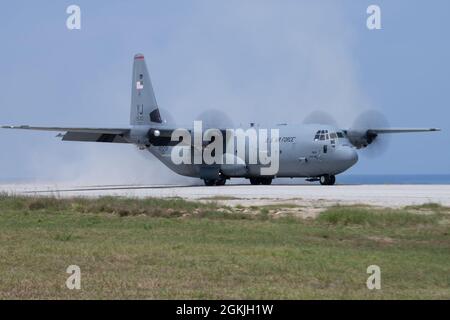 Un 36e Escadron de transport aérien C-130J Super Hercules débarque lors d'une inspection de préparation de Samurai à l'aérodrome de Shima (Japon), le 3 mai 2021. Les C-130s sont conçus pour atterrir sur les terrains les plus accidentés, offrant un potentiel varié pour l'air et le sol. Banque D'Images