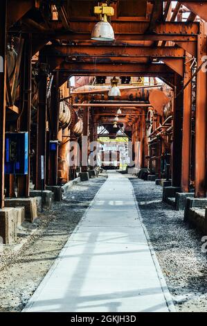 Une passerelle dans une ancienne usine. Banque D'Images