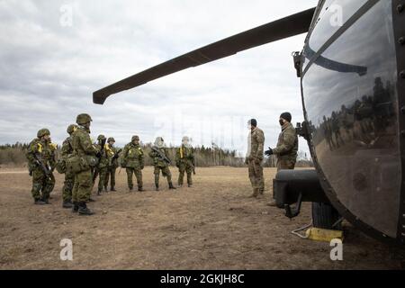Sergent de l'armée américaine Troy Davis et SPC. Malcolm Reed, deux CHEFS D'équipage UH-60 Blackhawk de la compagnie Bravo, 3e Bataillon, 1re Brigade de l'aviation de combat, 1re Division d'infanterie, effectue un entraînement en charge froide pour les soldats de la Ligue de défense estonienne dans la zone de Nurmsi Drop, Estonie, le 4 mai 2021, en préparation à Swift Response 21, un exercice lié de DEFENDER-Europe 21. DEFENDER-Europe est un exercice annuel à grande échelle mené par l'armée américaine et mené conjointement par l'armée de terre, conçu pour renforcer la préparation et l'interopérabilité entre les forces armées américaines, de l'OTAN et des partenaires. Cette année, plus de 28,000 forces multinationales de 27 nations W Banque D'Images