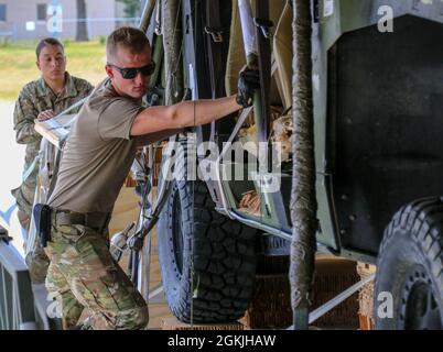 Les parachutistes et les aviateurs préparent et chargent du matériel pour le transport international à l'appui de l'exercice Swift Response 2021, le 4 mai 2021, à Green Ramp, sur fort Bragg, Caroline du Nord. Les palettes d'équipement sont équipées de parachutes pour les chutes d'air en Estonie, livrées avant l'attaque aérienne par entrée forcée conjointe. Banque D'Images