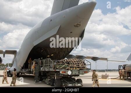 Les parachutistes et les aviateurs préparent et chargent du matériel pour le transport international à l'appui de l'exercice Swift Response 2021, le 4 mai 2021, à Green Ramp, sur fort Bragg, Caroline du Nord. Les palettes d'équipement sont équipées de parachutes pour les gouttes d'air en Estonie, livrées avant l'attaque aérienne par entrée forcée conjointe. Banque D'Images