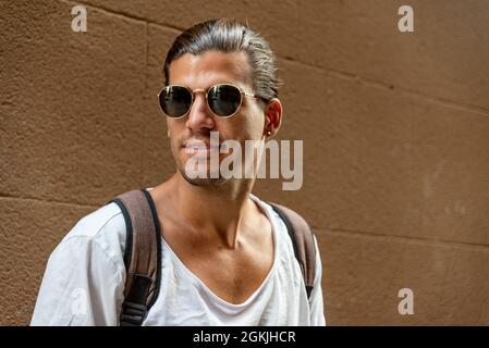 Portrait d'un jeune latin avec lunettes de soleil Banque D'Images