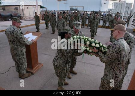 CAMP LEMONNIER, Djibouti (4 mai 2021) les marins de la Marine américaine ont déposé une couronne à la vieille Cantina remise à neuf en l'honneur de sept marins tombés du bataillon de construction mobile navale (NMCB) 14 dans le cadre d'une cérémonie commémorative de dédicace au Camp Lemonnier, à Djibouti (CLDJ), le 4 mai 2021. Les Seabés ont été tués en action en Iraq entre le 30 avril 2004 et le 2 mai 2004. Seabee est un surnom qui vient des premières lettres 'C et B' des mots Construction Battalion. L'esprit du Seabee « peut faire » symbolise l'attitude positive des marins de la Naval Construction Force à réussir dans n'importe quelle tâche présentée et Th Banque D'Images