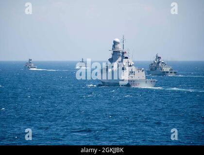 210504-N-NQ285-1116 OCÉAN ATLANTIQUE (le 4 mai 2021) le navire d'atterrissage de la classe Harpers Ferry USS carter Hall (LSD 50), non représenté, transite en formation avec la frégate de classe Carlo Bergamini DE LA Marine italienne, SES navires Antonio Marceglia (F 597), le centre et la Marine portugaise lors d'un transit de formation, le 4 mai 2021. Carter Hall est présent dans l'océan Atlantique avec l'escadron amphibie 4 et la 24e unité expéditionnaire maritime (24e unité MEU) dans le cadre du Groupe de prêt amphibie Iwo Jima. Banque D'Images