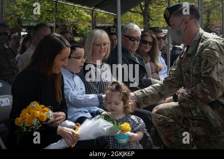 BASE CONJOINTE LEWIS-MCCHORD, Washington- Un béret vert avec le 1er Groupe des forces spéciales (aéroporté) présente le Sgt de commandement. La famille du Maj. Eric Curran avec un cadeau de bienvenue le 5 mai 2021, au cours d’une cérémonie de prise de responsabilité. Curran a assumé la responsabilité du 1er SFG (A) après avoir occupé chaque poste de direction inscrit dans l'unité au cours des 20 dernières années. Banque D'Images